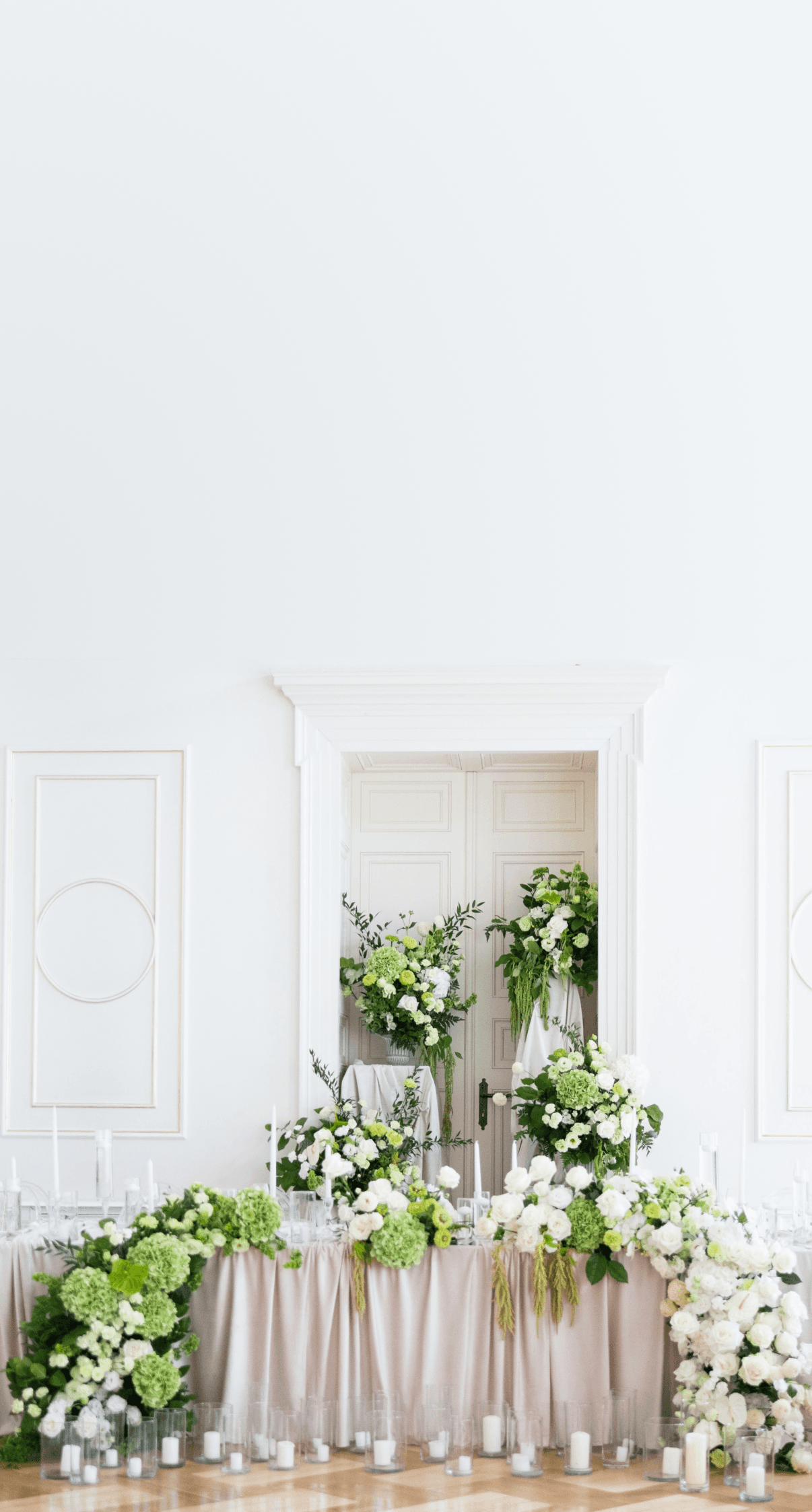 Elegancka dekoracja ślubna z kwiatami