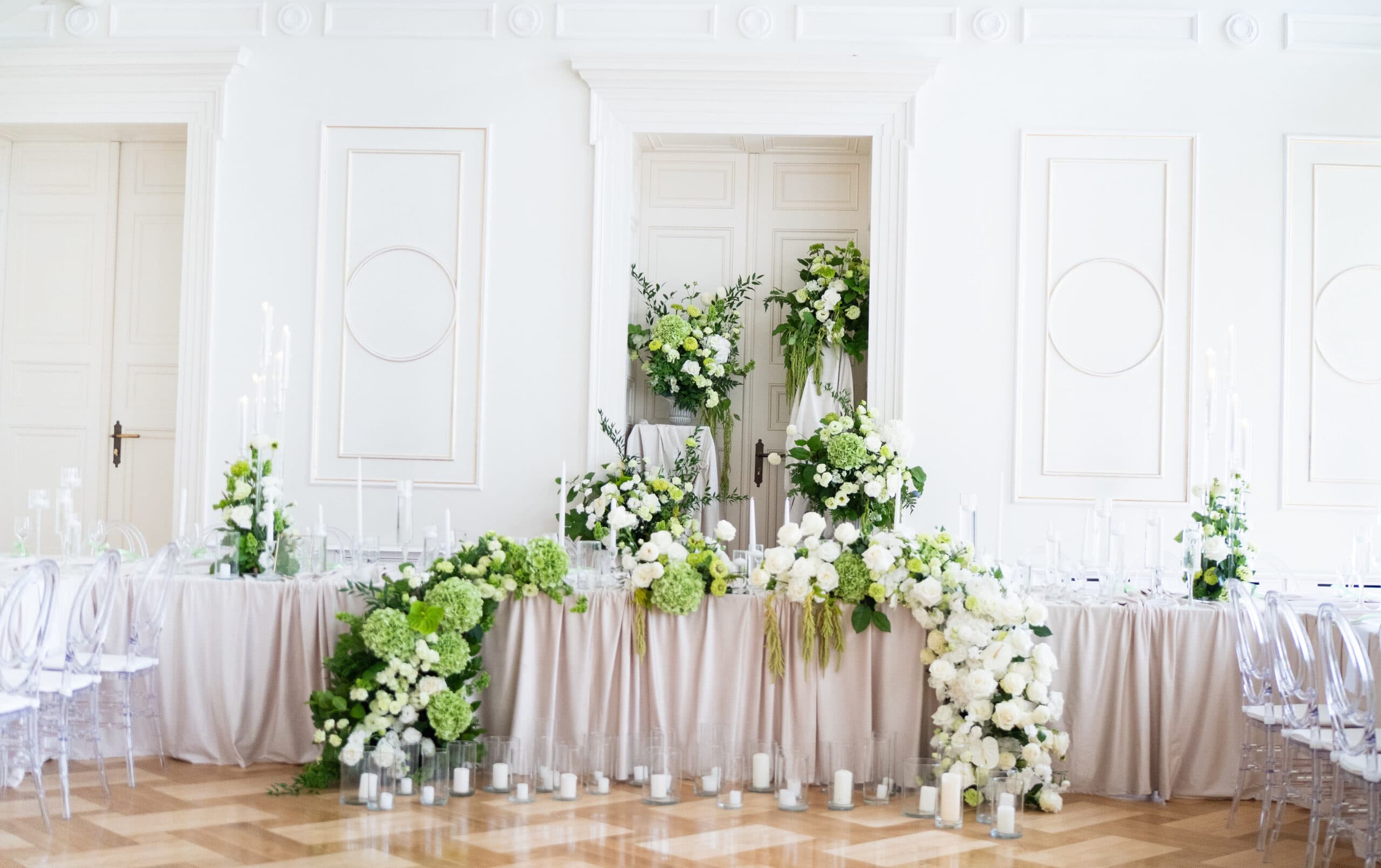 Elegancka dekoracja stołu weselnego z kwiatami