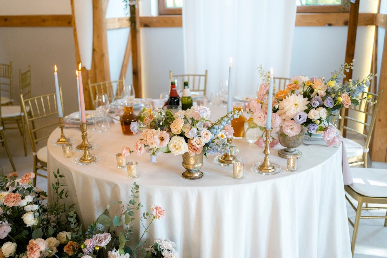 Elegancka dekoracja stołu weselnego